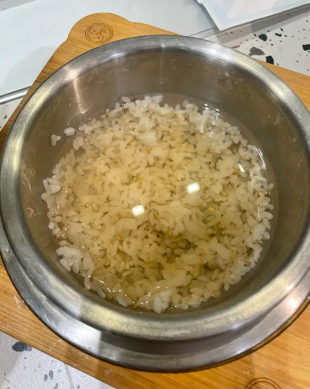 윤기 자르르 흐르는 돌솥밥