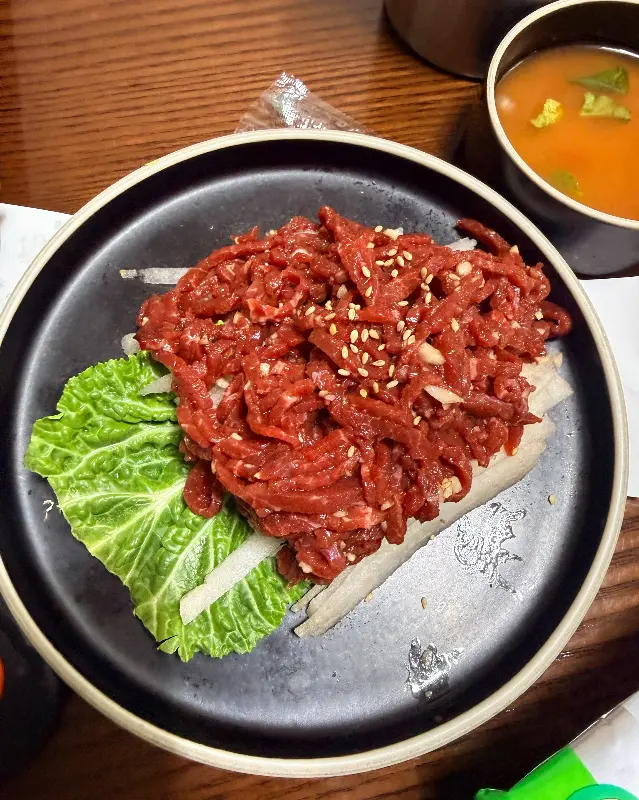 신선함이 살아있는 육회