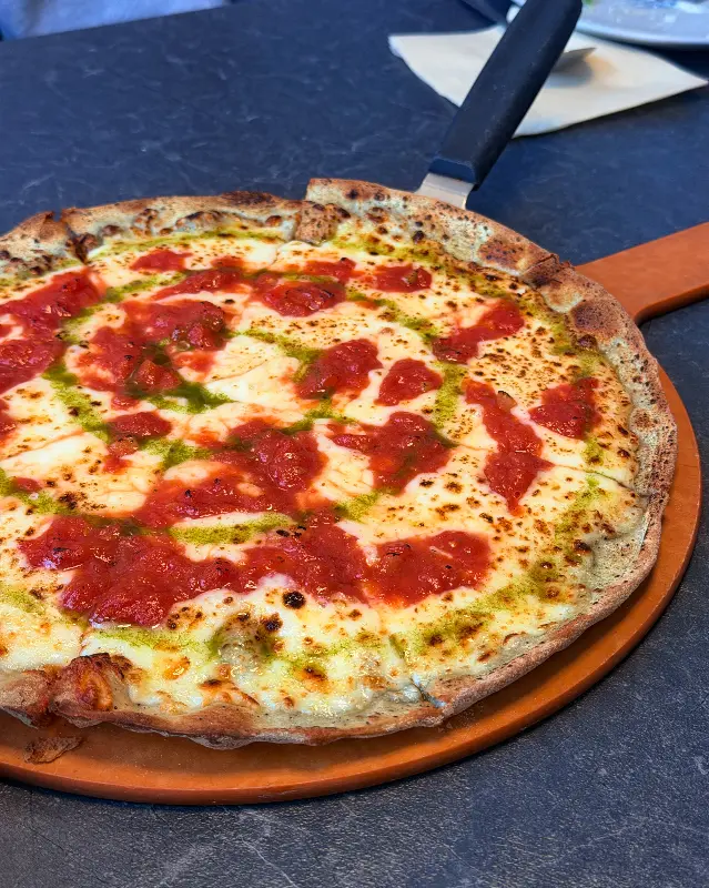화덕에서 갓 구워낸 듯한 피자