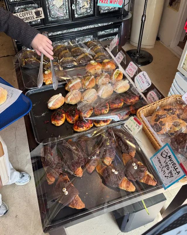 다양한 종류의 빵과 디저트들이 진열되어 있는 쇼케이스