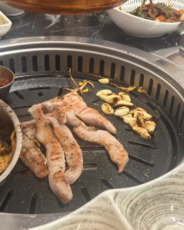 범일정육단 불판 위에서 구워지는 고기