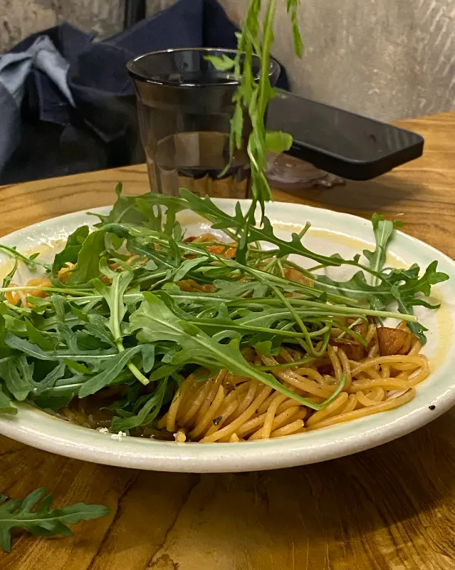 루꼴라가 듬뿍 올려진 새우 오일 파스타