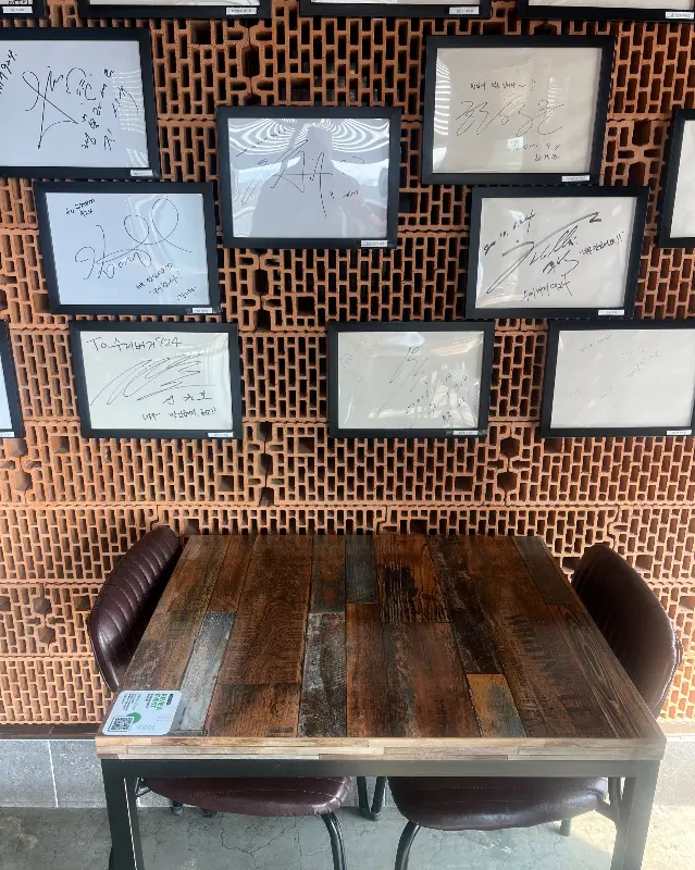 벽에 걸린 유명인들의 싸인