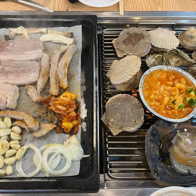 조개와 돼지고기를 한 번에 구워먹는 모습