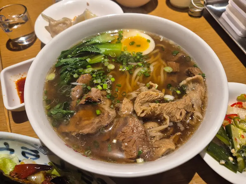 푸짐한 고기 고명이 올라간 우육면 진