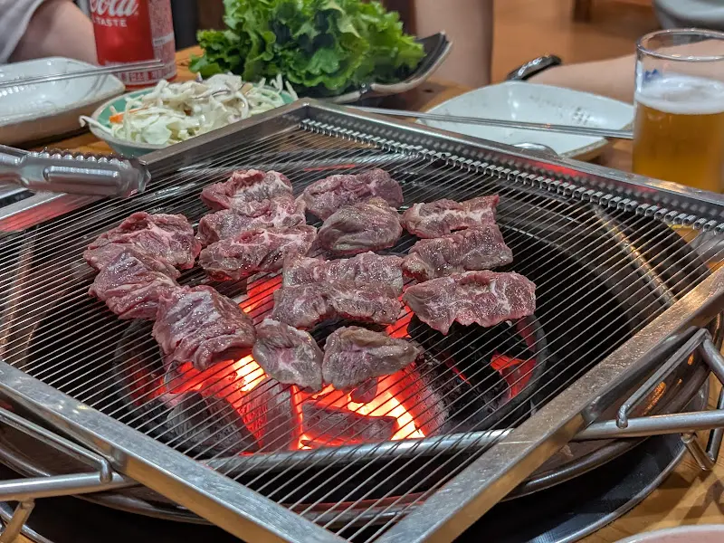 숯불 위에서 익어가는 소고기