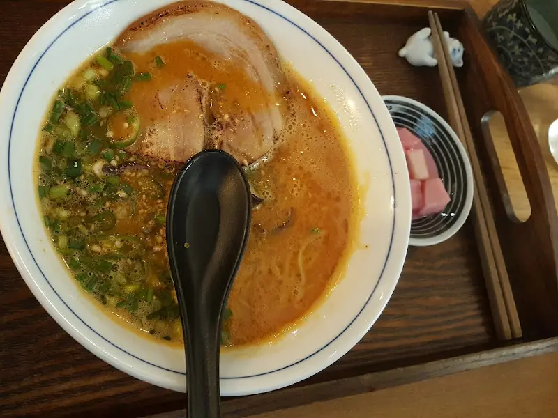 진한 육수가 인상적인 카라미소라멘