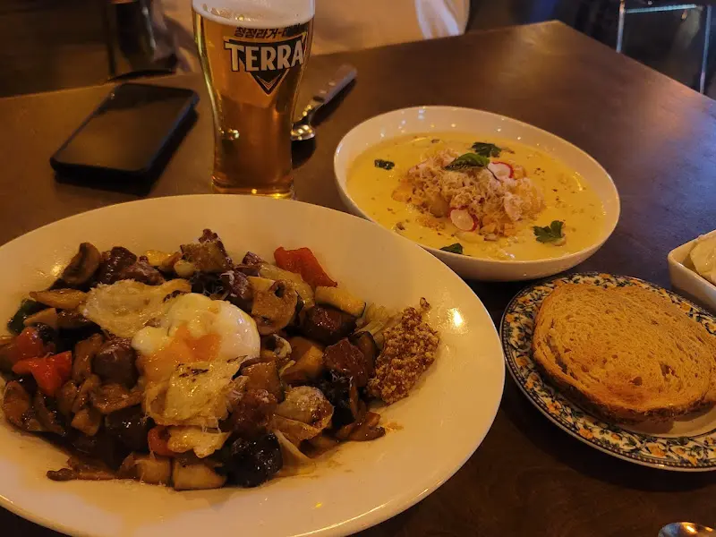 크림 뇨끼와 찹 스테이크, 맥주가 함께 놓인 테이블