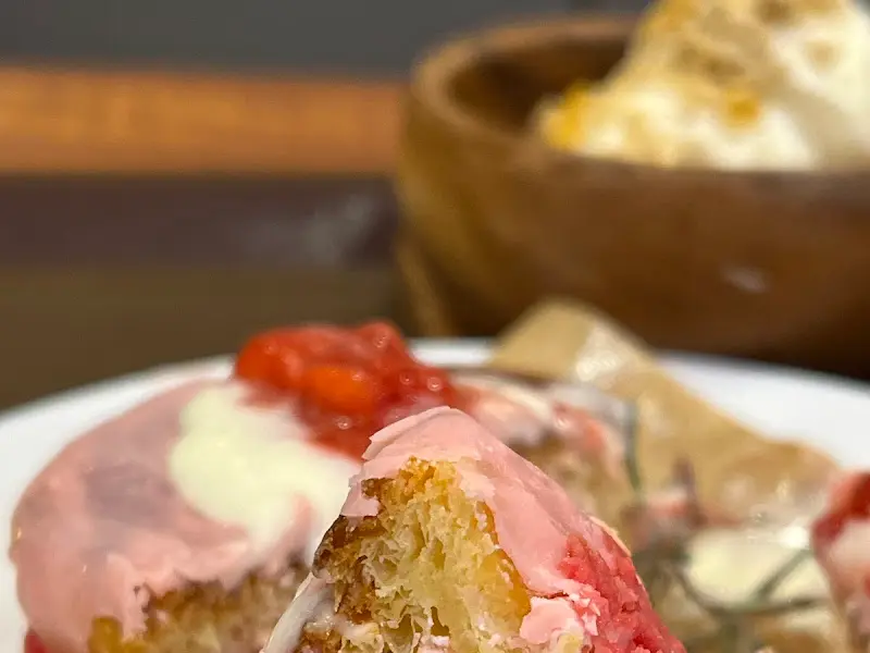 신선한 재료가 듬뿍 들어간 포케