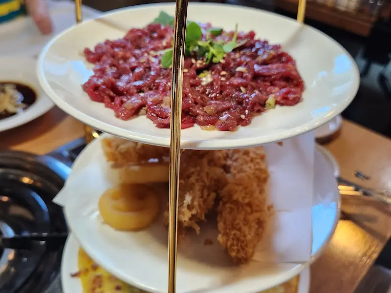 3단 트레이에 담긴 곁들임 메뉴