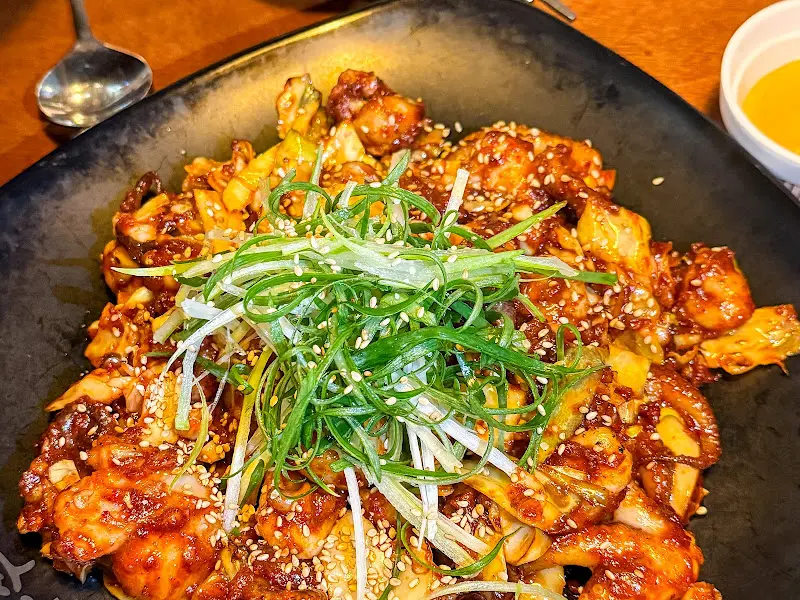 큼지막한 쭈꾸미에 윤기가 좔좔 흐르는 모습