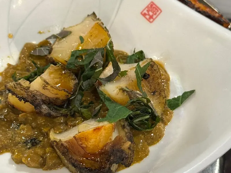 특제 소스에 찍어 먹는 장어 맛은 그야말로 일품