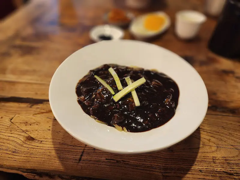 윤기가 좔좔 흐르는 짜장면