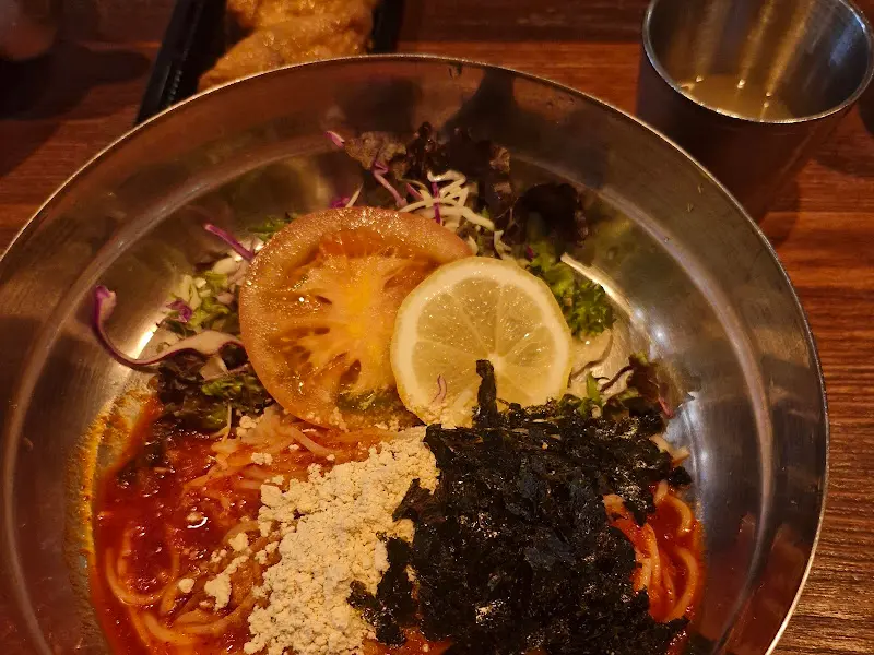 토마토와 레몬이 들어간 비빔국수
