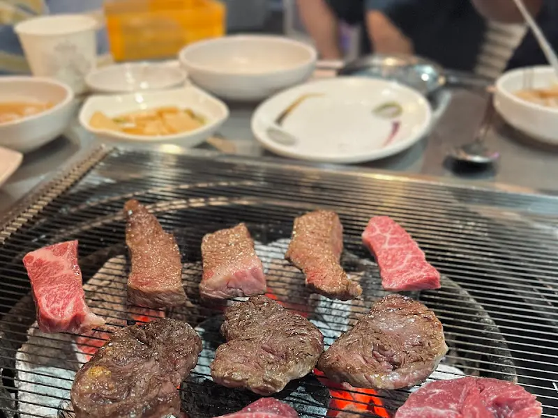 숯불 위에서 구워지는 한우 조각들