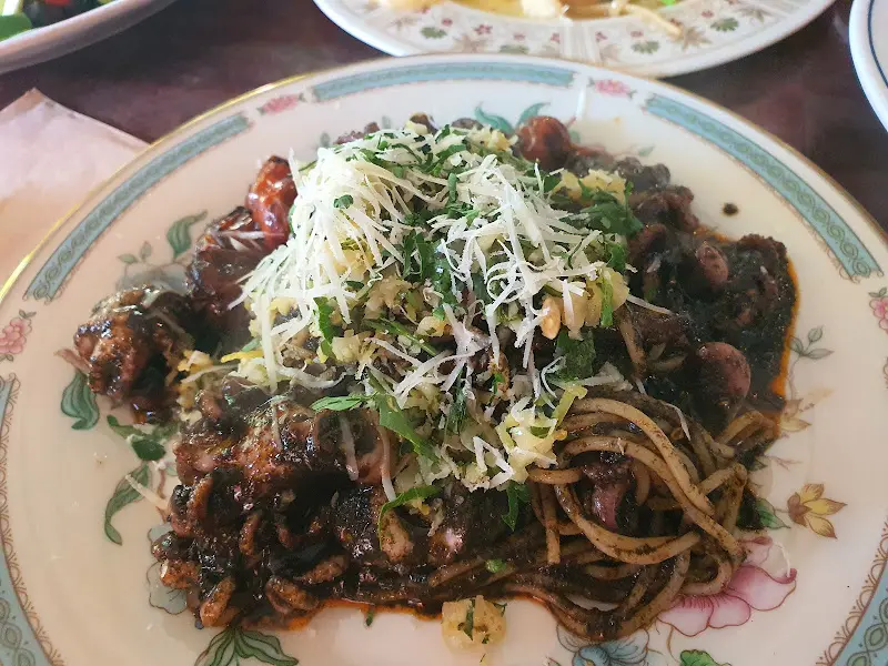 라구 파스타 위에 뿌려진 치즈