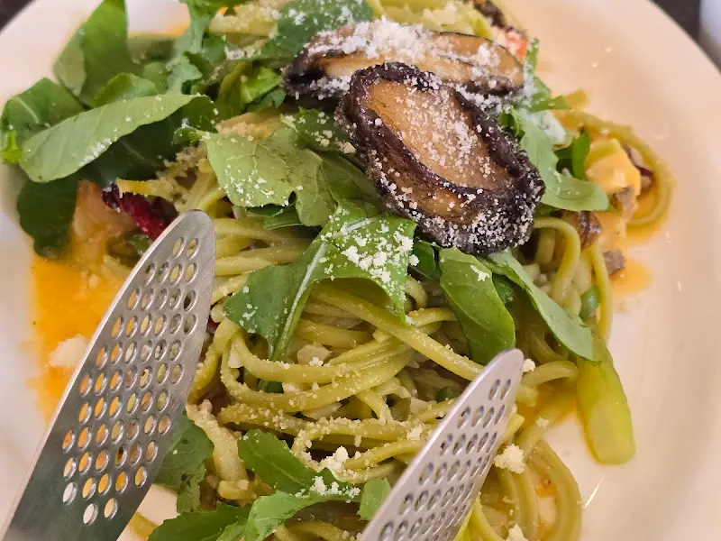 파스타 위에 루꼴라가 얹어져 있다.