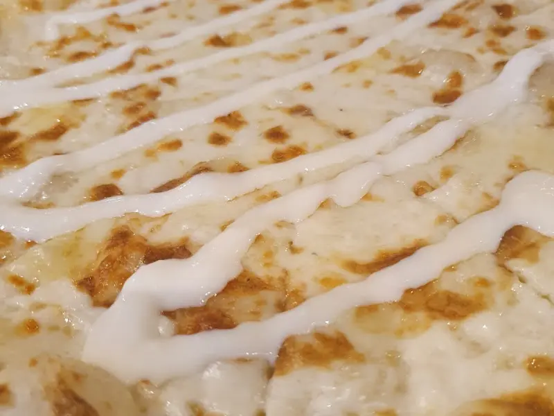 윤기가 흐르는 고르곤졸라 피자, 꿀에 찍어 먹으면 환상