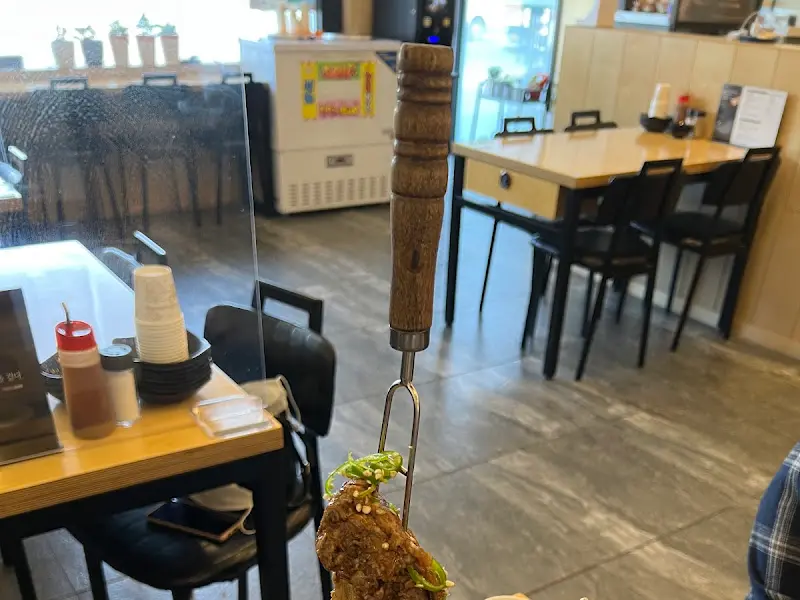 테이블 위에 놓인 물통과 컵, 식기류