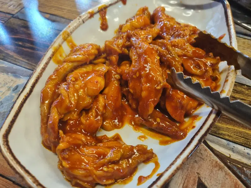매콤한 양념에 버무려진 닭목살이 먹음직스럽게 담겨 나온 모습