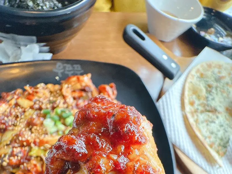 쭈꾸미 한 점 클로즈업! 윤기가 좔좔 흐르는 게 진짜 맛있어 보인다.
