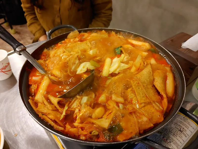 맛있게 끓여진 즉석 떡볶이의 모습