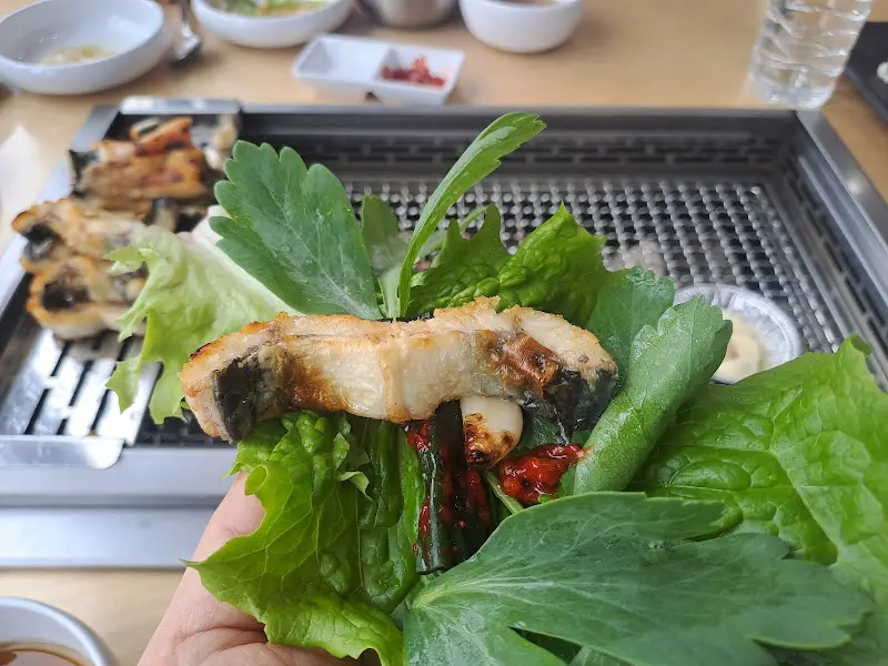 쌈 채소와 함께 즐기는 장어