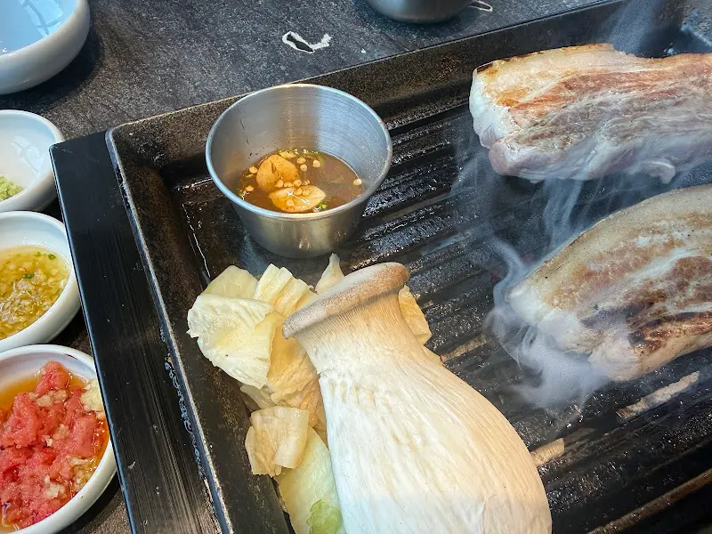 흑돼지 오겹살과 버섯