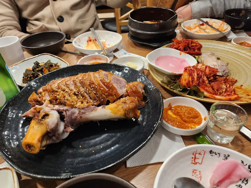 푸짐하게 차려진 한 상