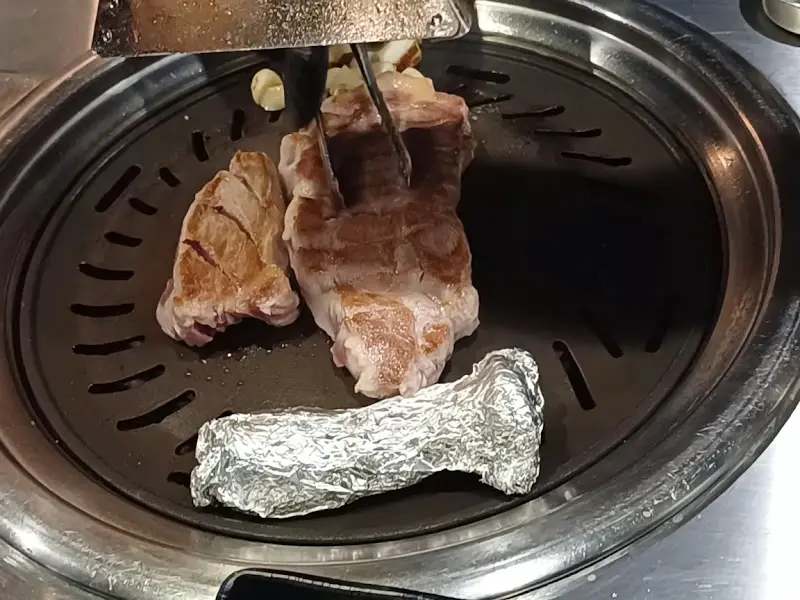 숯불 위에서 익어가는 숙성 돼지고기