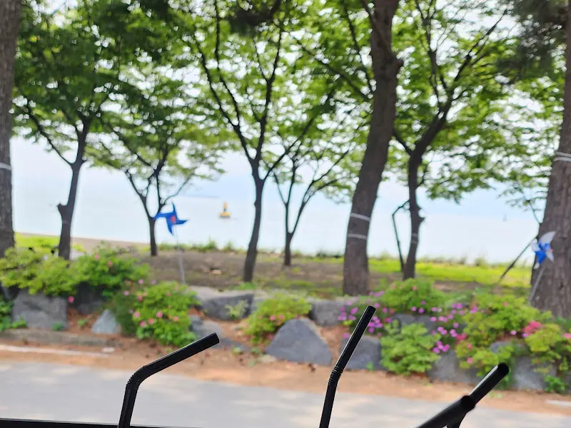 카페에서 바라본 바다 풍경