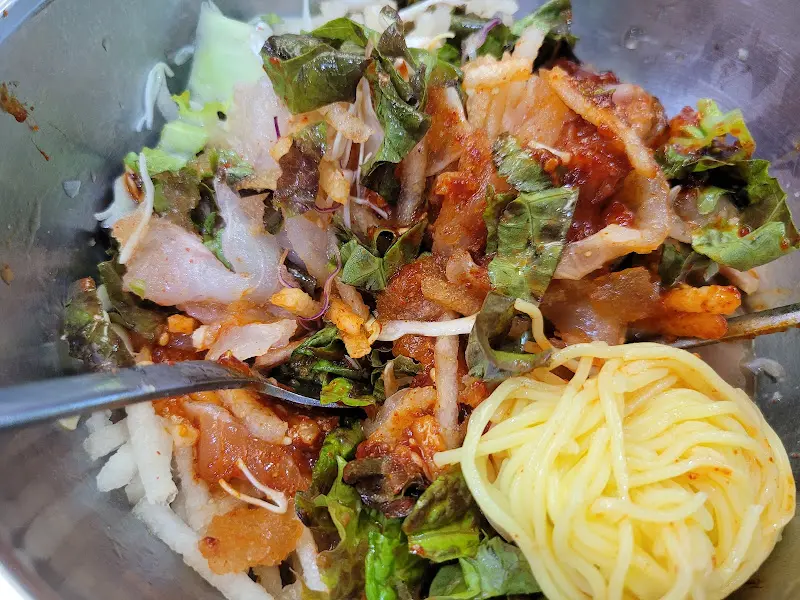 물회에 소면을 비벼 먹는 모습