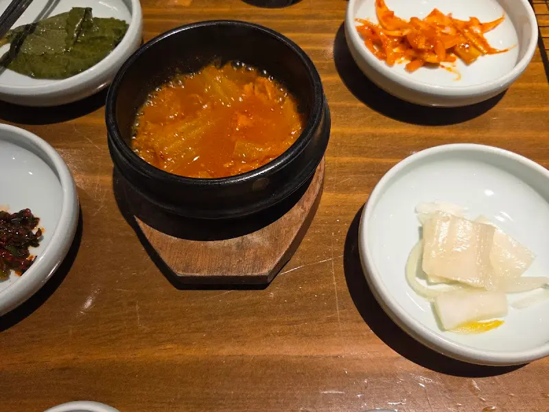 다양한 밑반찬들이 정갈하게 담겨 나온 모습