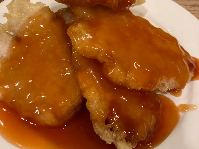 달콤한 소스가 듬뿍 뿌려진 탕수육