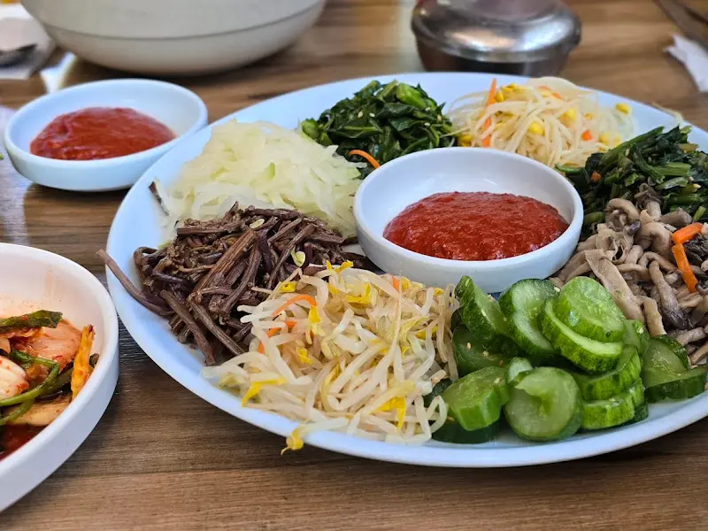 풍성한 나물과 고추장의 조화가 일품인 보리밥