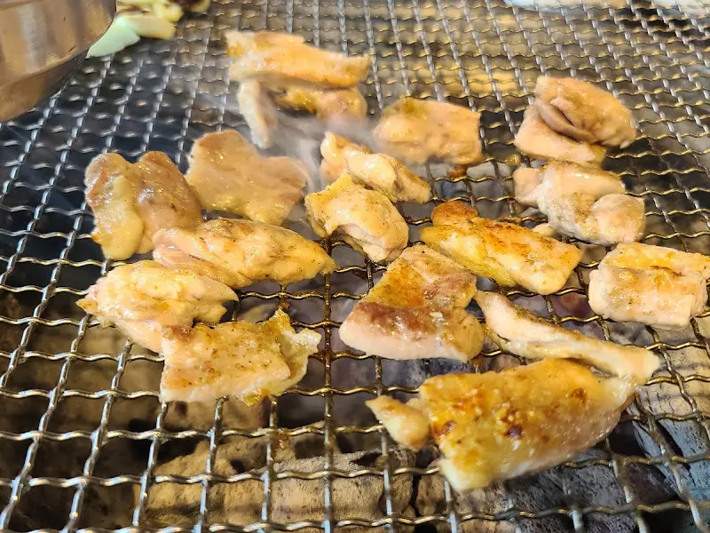 숯불 위에서 노릇하게 구워지는 간장 닭갈비