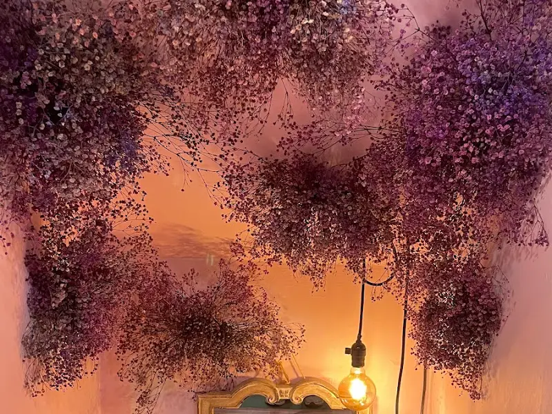 벽을 가득 채운 보라색 안개꽃 장식