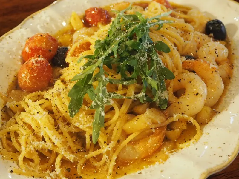 파스타 위에 뿌려진 신선한 채소