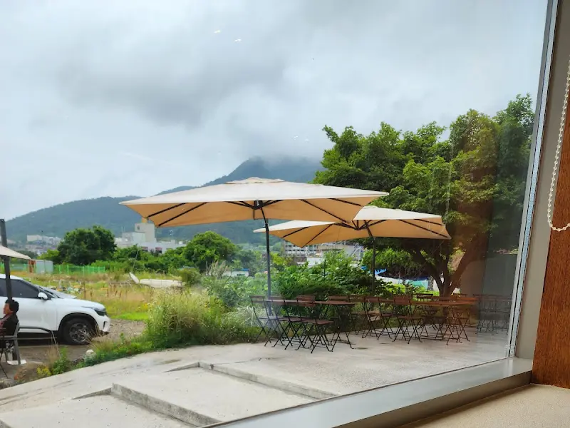 카페 야외 테이블