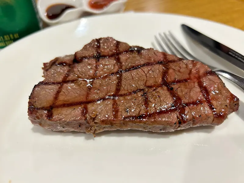 미디엄 레어로 구워진 스테이크