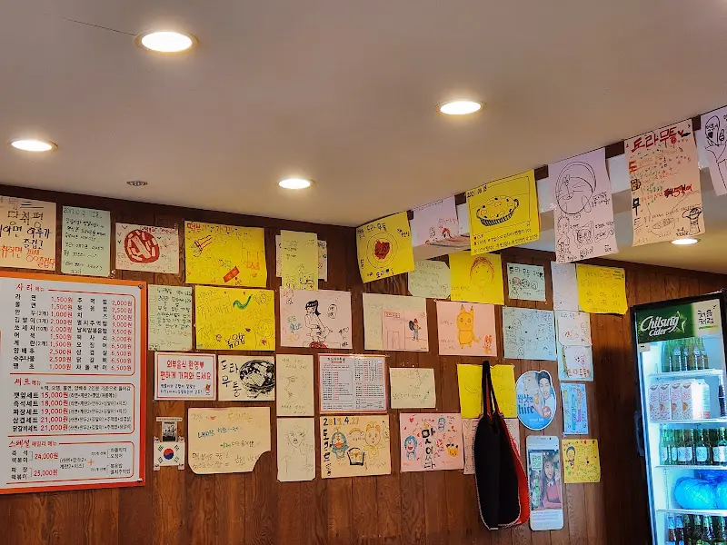 벽면 가득 손님들의 그림과 메시지가 인상적인 내부