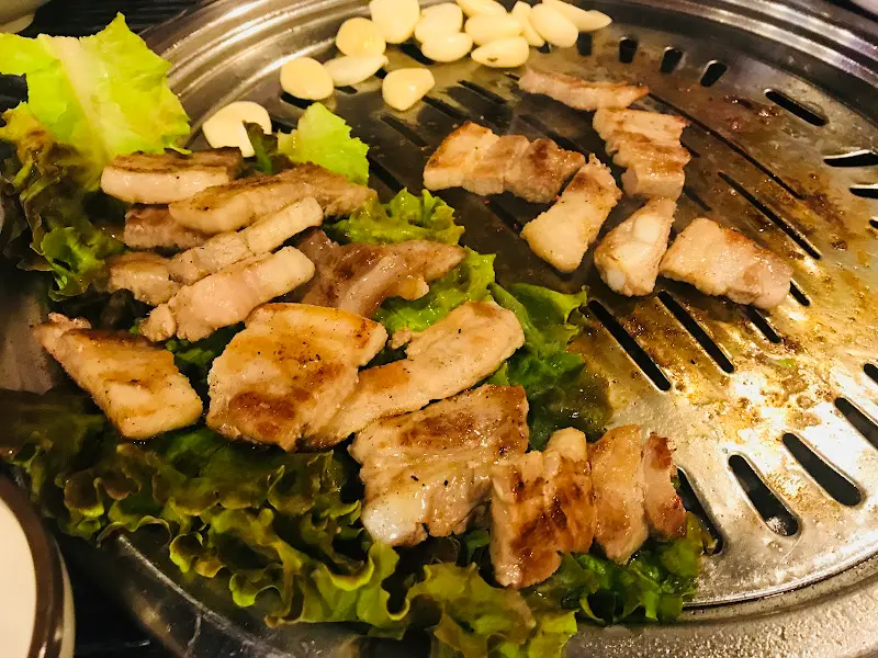 불판 위에서 맛있게 구워지고 있는 삼겹살
