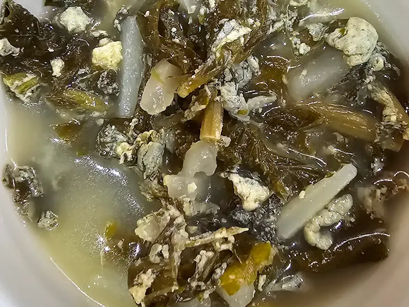 나물과 계란이 들어간 맑은 국