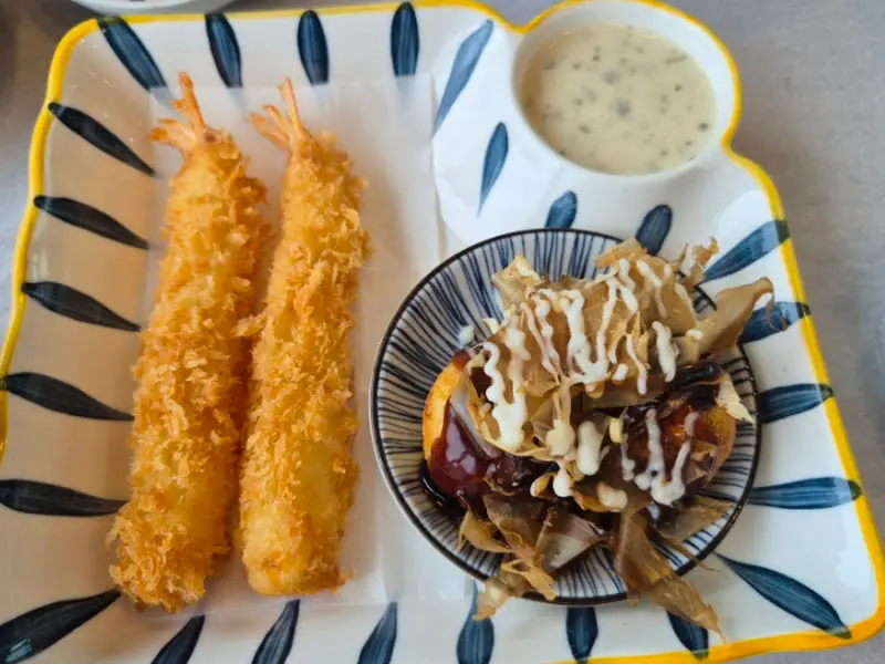 새우튀김과 타코야끼가 담겨져 나온 모습