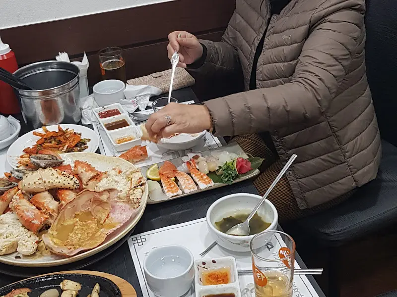 손님이 음식을 먹고 있는 모습