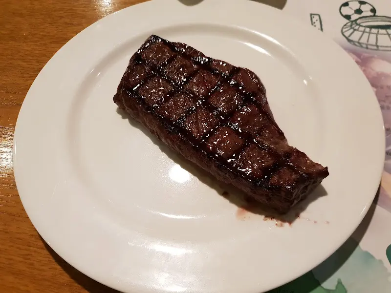 잘 구워진 스테이크 한 조각