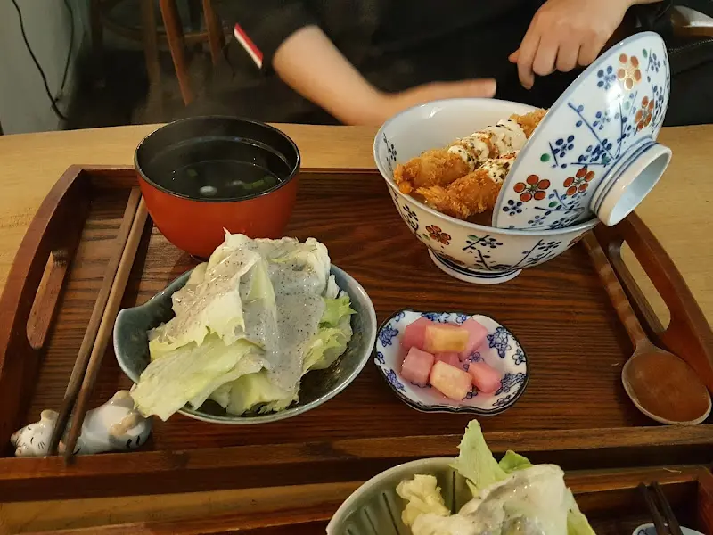 에비동 한 상 차림, 샐러드와 분홍색 단무지가 눈에 띈다