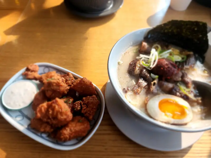 라멘과 가라아게 한 상 차림