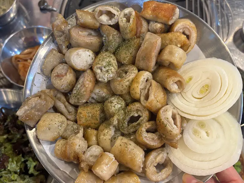 초벌 막창이 담겨 있는 접시