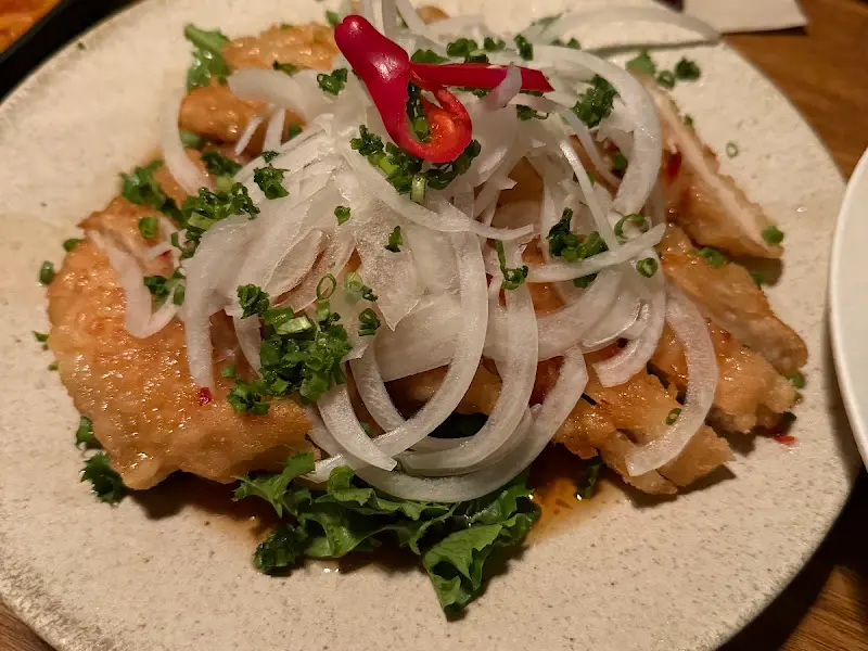 양파 슬라이스가 듬뿍 올라간 닭튀김